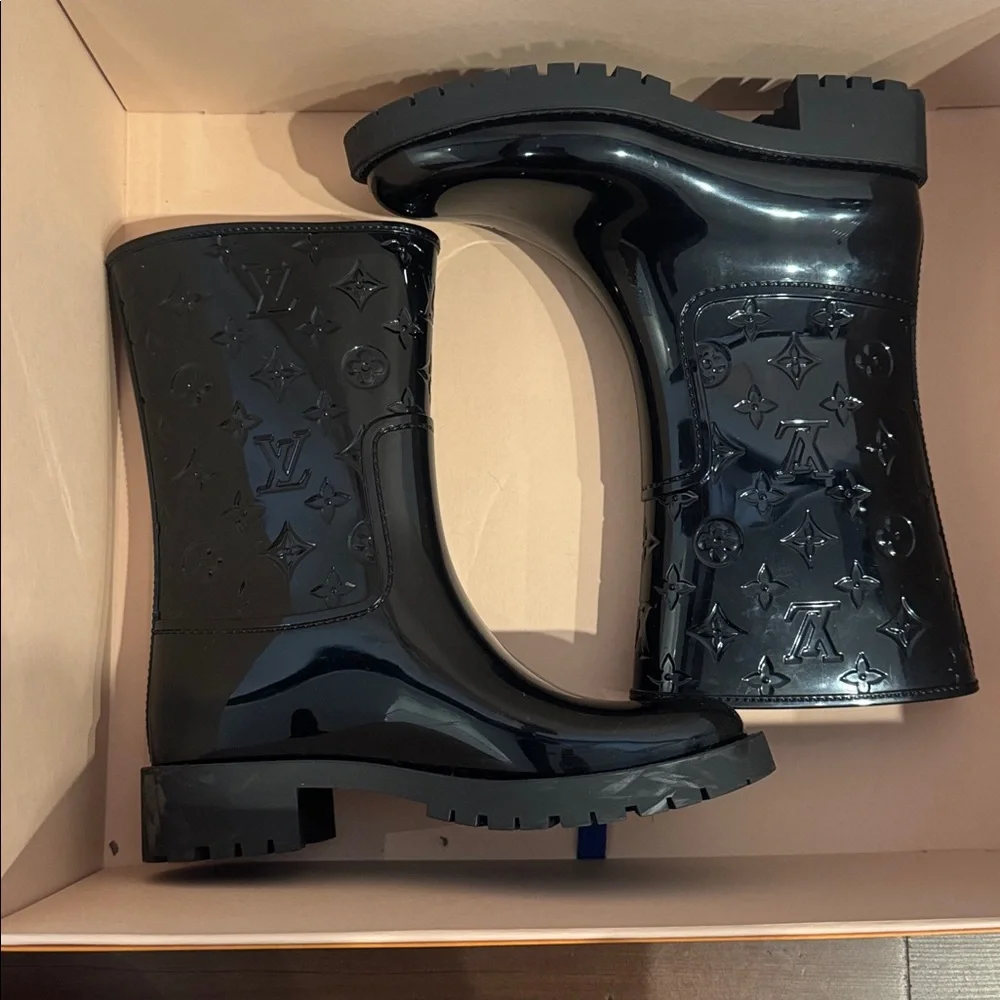 Louis Vuitton authentic rain boots   size 37  worn twice light scuffs on soles